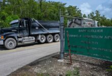 Camiones salen del Aeropuerto de Transición y Formación Dade-Collier mientras los manifestantes protestan por la construcción de un centro de detención de inmigrantes el 28 de junio. Giorgio Viera/AFP/Getty Images