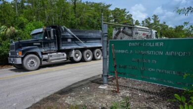 Camiones salen del Aeropuerto de Transición y Formación Dade-Collier mientras los manifestantes protestan por la construcción de un centro de detención de inmigrantes el 28 de junio. Giorgio Viera/AFP/Getty Images