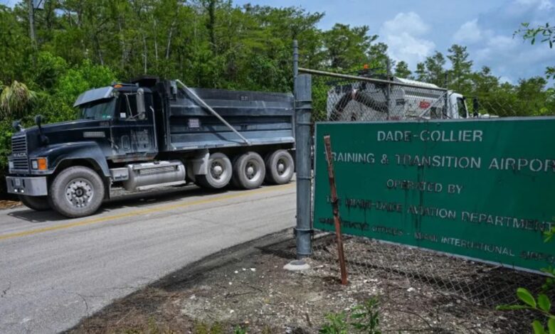 Camiones salen del Aeropuerto de Transición y Formación Dade-Collier mientras los manifestantes protestan por la construcción de un centro de detención de inmigrantes el 28 de junio. Giorgio Viera/AFP/Getty Images
