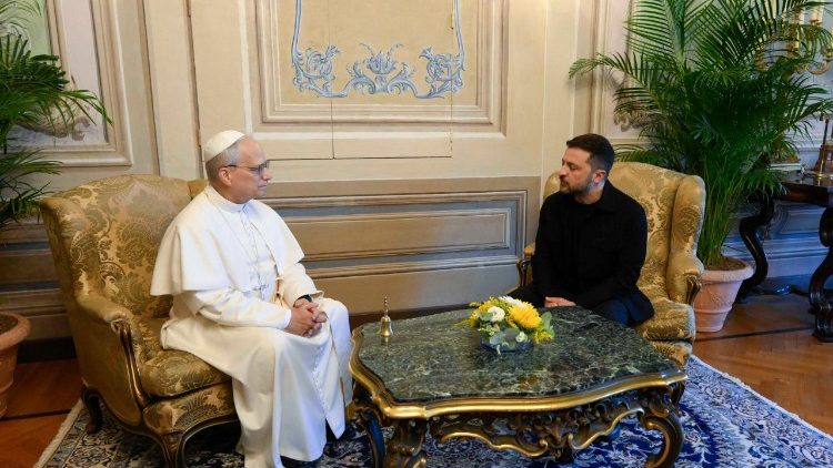 León XIV recibe a Zelensky en Castel Gandolfo y ofrece al Vaticano como escenario de paz