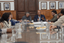 Encuentro entre diputados y funcionarios.