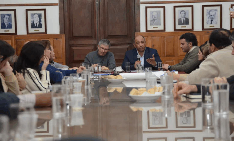 Encuentro entre diputados y funcionarios.
