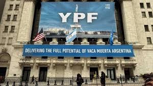 Argentina refuerza defensa legal en EE.UU. para frenar entrega de control de YPF