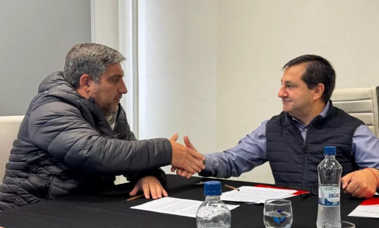 Singh y Mimessi en la firma del convenio.
