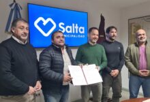 Emiliano Durand y José María Issa firmaron un convenio para organizar competencias deportivas. Foto: Municipalidad de Salta