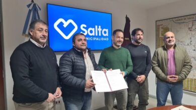 Emiliano Durand y José María Issa firmaron un convenio para organizar competencias deportivas. Foto: Municipalidad de Salta