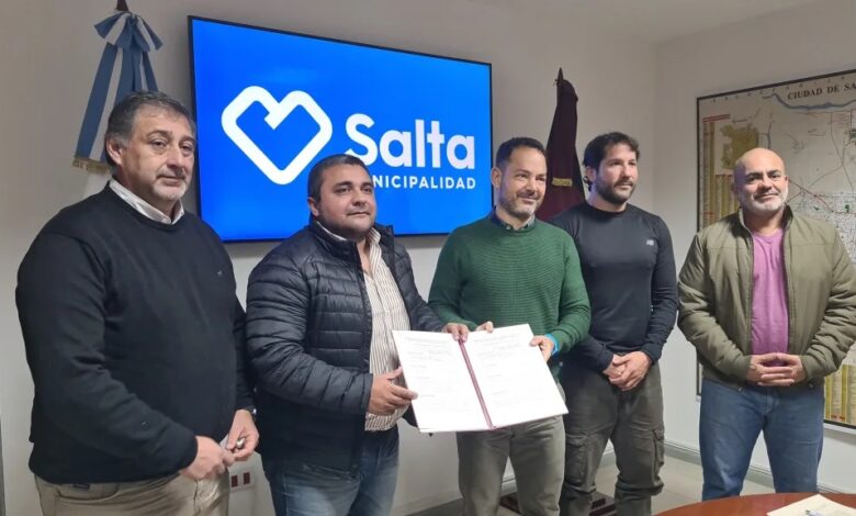Emiliano Durand y José María Issa firmaron un convenio para organizar competencias deportivas. Foto: Municipalidad de Salta