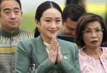 La primera ministra de Tailandia, Paetongtarn Shinawatra, en el centro, llega a la Casa de Gobierno para una reunión del gabinete en Bangkok, Tailandia, el marte 1 de julio de 2025. (AP Foto/Sakchai Lalit)