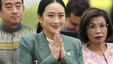 La primera ministra de Tailandia, Paetongtarn Shinawatra, en el centro, llega a la Casa de Gobierno para una reunión del gabinete en Bangkok, Tailandia, el marte 1 de julio de 2025. (AP Foto/Sakchai Lalit)