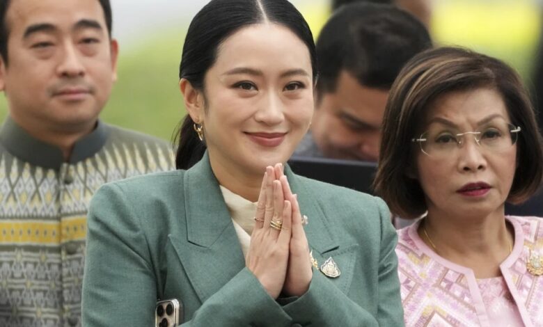 La primera ministra de Tailandia, Paetongtarn Shinawatra, en el centro, llega a la Casa de Gobierno para una reunión del gabinete en Bangkok, Tailandia, el marte 1 de julio de 2025. (AP Foto/Sakchai Lalit)
