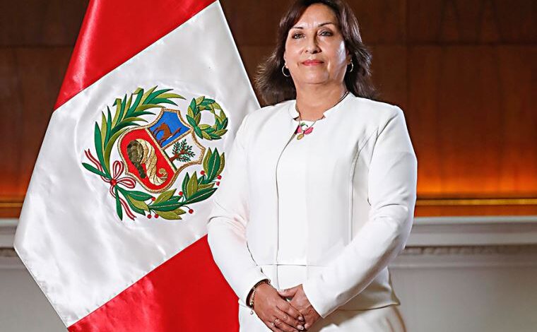 Boluarte incrementa su salario presidencial a un 120% en medio de la pobreza