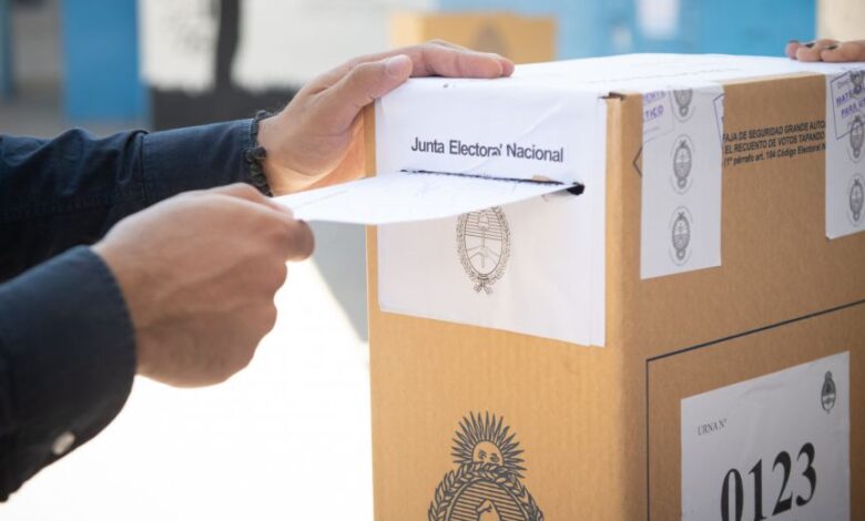 La Junta Electoral bonaerense define el padrón con colores y fotografías de candidatos