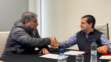 Singh y Mimessi en la firma del convenio.