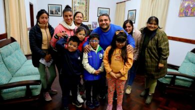 La Municipalidad de Metán entregó anteojos de alta graduación a niños, con la presencia del intendente José María Issa. Foto: Municipalidad de Metán