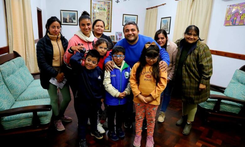La Municipalidad de Metán entregó anteojos de alta graduación a niños, con la presencia del intendente José María Issa. Foto: Municipalidad de Metán