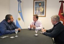 El ministro Gaspar Solá junto al intendente Jose Maria Issa y el diputado Sebastian Otero. Foto; Municipalidad de Metán