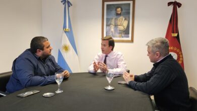 El ministro Gaspar Solá junto al intendente Jose Maria Issa y el diputado Sebastian Otero. Foto; Municipalidad de Metán
