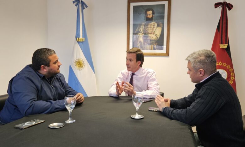 El ministro Gaspar Solá junto al intendente Jose Maria Issa y el diputado Sebastian Otero. Foto; Municipalidad de Metán