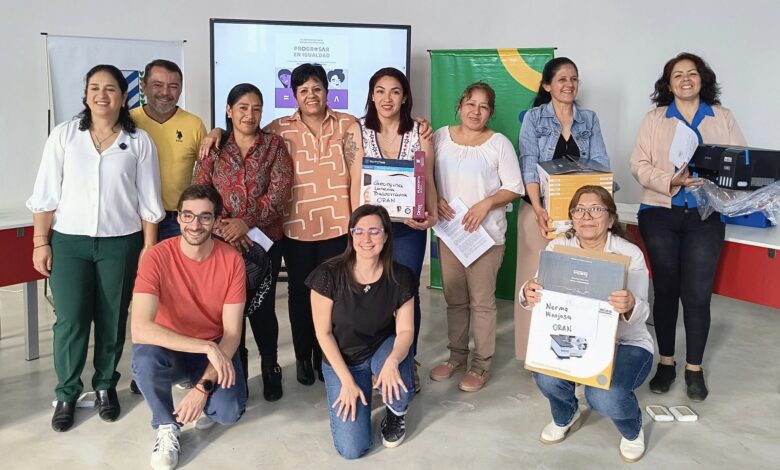 Seis emprendedoras de Orán recibieron equipamiento en la sede de UPATecO, en el marco del programa “Progresar en Igualdad”. Foto: Municipalidad de Orán.