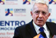 Alvaro Uribe, expresidente colombiano condenado a 12 años de arresto domiciliario