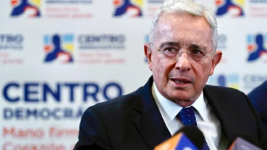 Alvaro Uribe, expresidente colombiano condenado a 12 años de arresto domiciliario