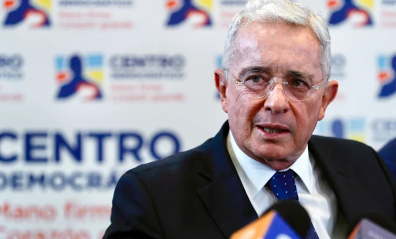 Alvaro Uribe, expresidente colombiano condenado a 12 años de arresto domiciliario