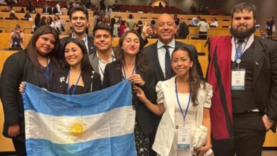 Los jóvenes junto al ministro Dib Ashur.