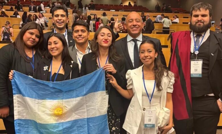 Los jóvenes junto al ministro Dib Ashur.