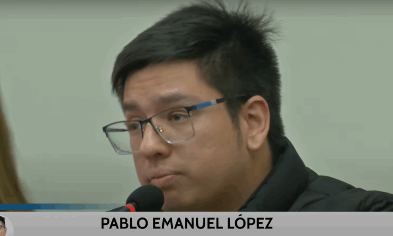 López se presentó en la sesión especial.