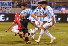 Carlos “Charli” González logra sacar el remate para marcar el gol de la victoria.