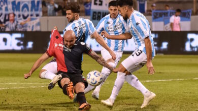 Carlos “Charli” González logra sacar el remate para marcar el gol de la victoria.