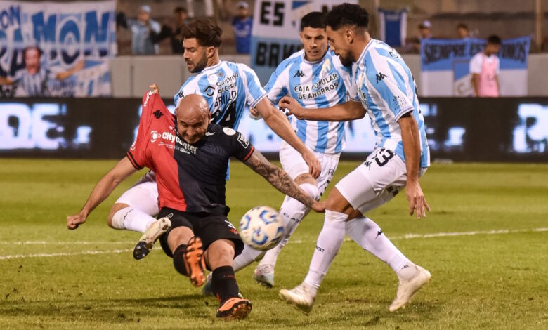 Carlos “Charli” González logra sacar el remate para marcar el gol de la victoria.