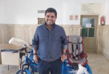 Nicolás Taibo junto a las bicicletas adaptadas. Foto: Nuevo Diario