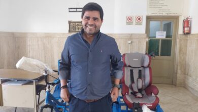 Nicolás Taibo junto a las bicicletas adaptadas. Foto: Nuevo Diario