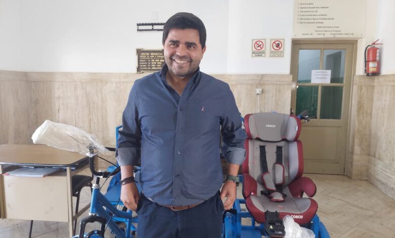 Nicolás Taibo junto a las bicicletas adaptadas. Foto: Nuevo Diario