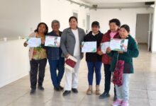 Estudiantes con sus certificados.