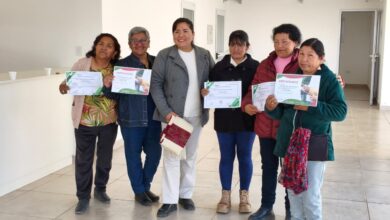 Estudiantes con sus certificados.