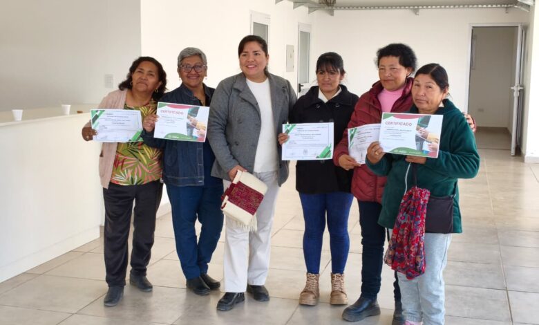 Estudiantes con sus certificados.