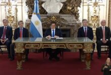 En cadena nacional, el presidente Javier Milei presentó dos medidas destinadas a garantizar el equilibrio fiscal y frenar el aumento del gasto público.