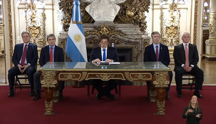 En cadena nacional, el presidente Javier Milei presentó dos medidas destinadas a garantizar el equilibrio fiscal y frenar el aumento del gasto público.