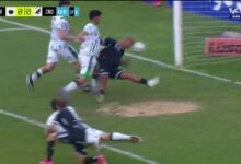 Ledesma no llegó a desviar la pelota porque Aguirre lo tiró hacia atrás. (captura)