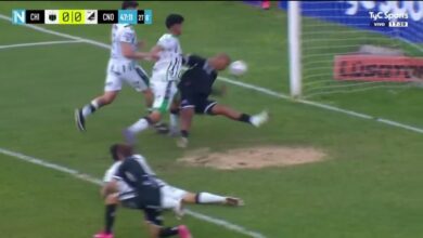 Ledesma no llegó a desviar la pelota porque Aguirre lo tiró hacia atrás. (captura)