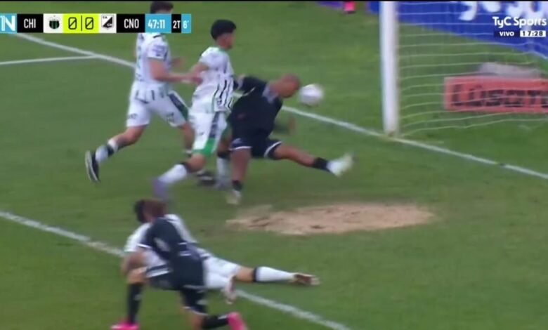Ledesma no llegó a desviar la pelota porque Aguirre lo tiró hacia atrás. (captura)
