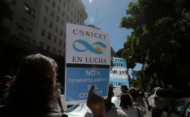 Científicos del Conicet lanzan paro nacional por reclamo de fondos y salarios