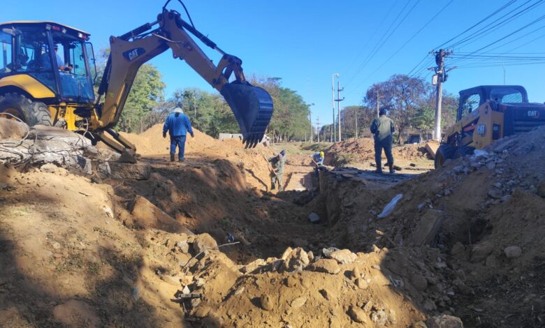 Inició la obra del nuevo puente sobre calle Los Claveles. Foto: RR SS