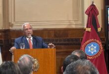 El senador del peronismo disidente y exgobernador de Salta, Juan Carlos Romero, durante el acto realizado esta tarde en el salón Arturo Illia de la Cámara alta