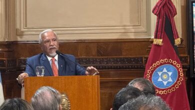 El senador del peronismo disidente y exgobernador de Salta, Juan Carlos Romero, durante el acto realizado esta tarde en el salón Arturo Illia de la Cámara alta