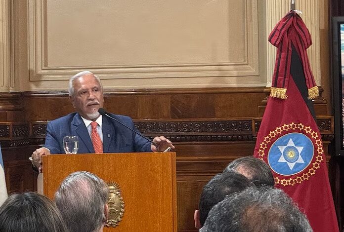 El senador del peronismo disidente y exgobernador de Salta, Juan Carlos Romero, durante el acto realizado esta tarde en el salón Arturo Illia de la Cámara alta