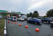 Los automóviles hacen fila para cargar combustible en una gasolinera en Vladivostok, Rusia, el 22 de agosto de 2025 (Reuters)