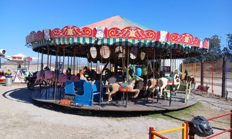 La calesita se ubica en la costanera de Vaqueros, un punto de referencia para la vida social del municipio. Foto: RR SS